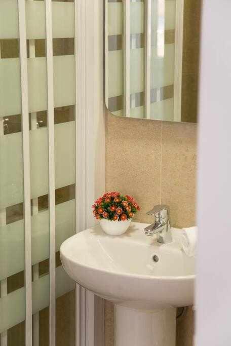 Comodo Y Agradable Estudio En Madrid Centro A6 Εξωτερικό φωτογραφία
